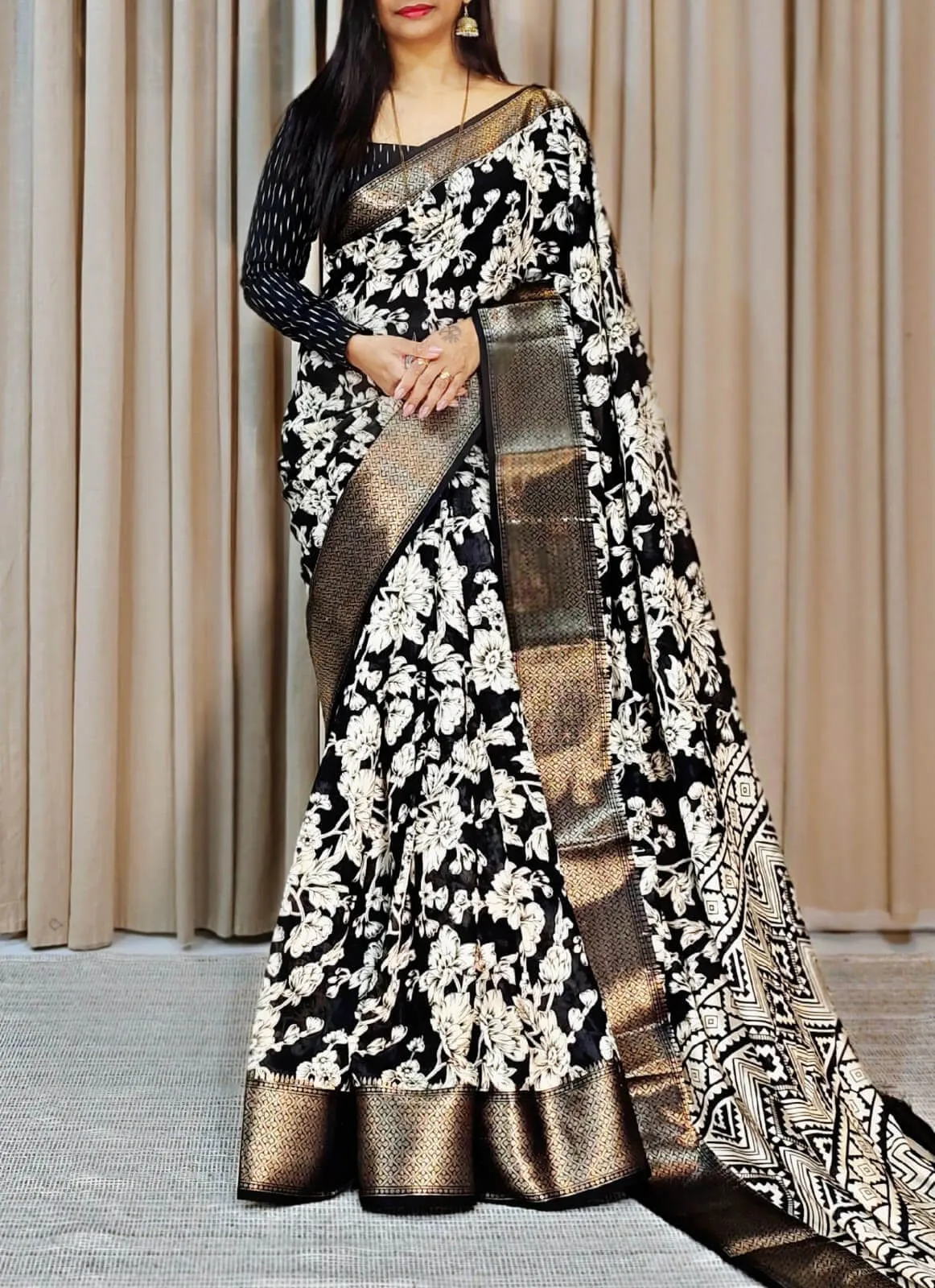 Innovative Black Digital Printed Soft Silk Saree With Beleaguer Blouse Piece